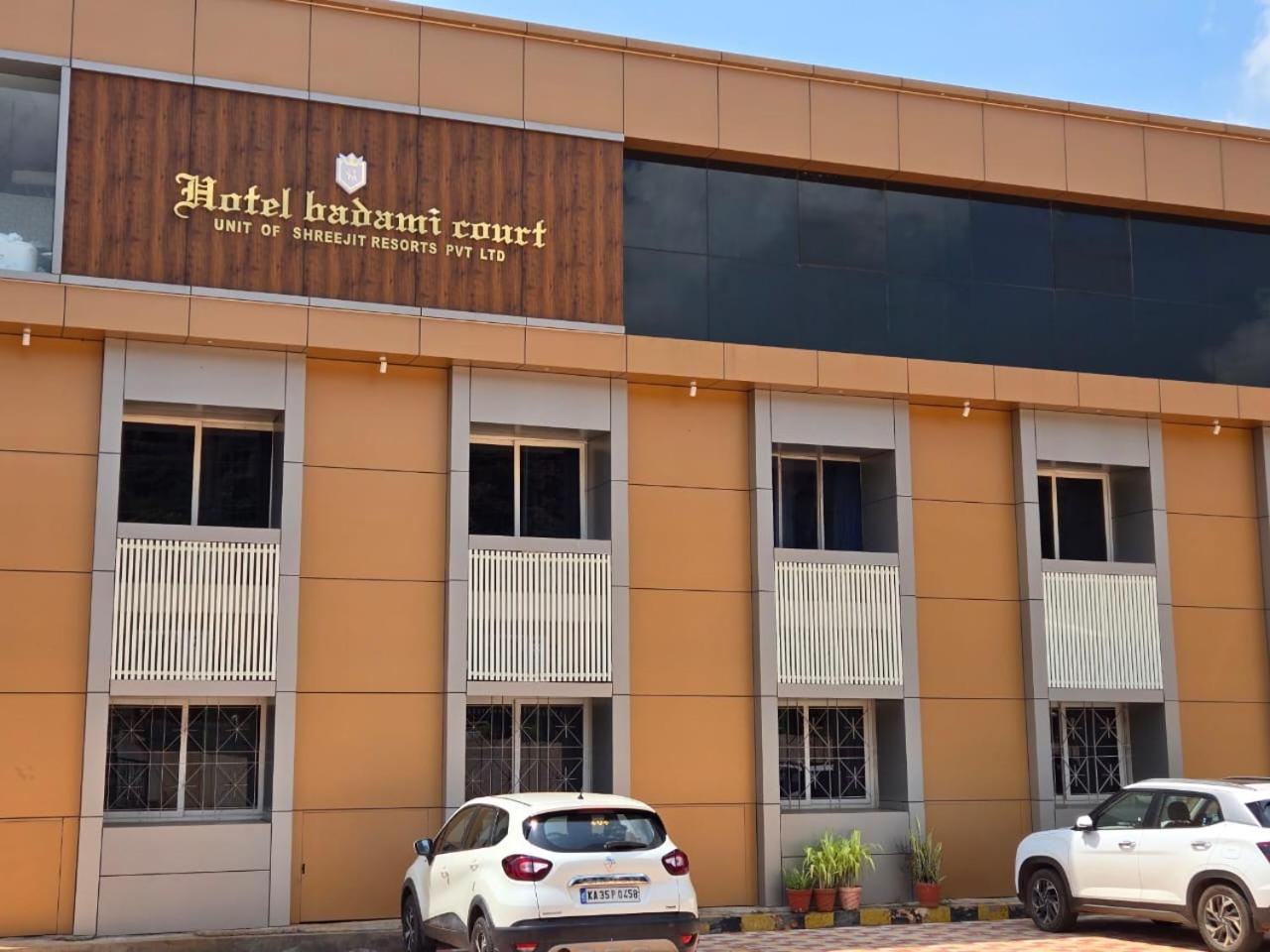 Hotel Badami Court Exteriör bild